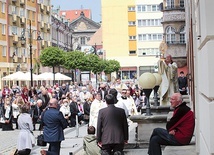 Parafia pw. Ścięcia św. Jana Chrzciciela w Starej Kamienicy i przejście wokół świątyni.