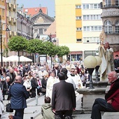 Parafia pw. Ścięcia św. Jana Chrzciciela w Starej Kamienicy i przejście wokół świątyni.