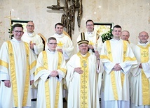 ▲	W pierwszym rzędzie trzech nowych diakonów  wraz z biskupem.
