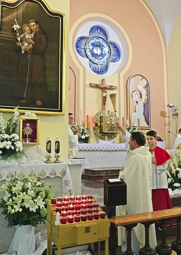 Na początku uroczystej liturgii prowincjał Polskiej Prowincji Salwatorianów ks. Józef Figiel SDS poświęcił odrestaurowany obraz franciszkańskiego kaznodziei.