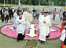 Największym elementem dekoracji w parafii św. Jadwigi na wrocławskim Kozanowie był kilkumetrowy krzyż przed wejściem.