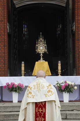 Żyrardów. W par. Matki Bożej Pocieszenia procesja odbyła się wewnątrz świątyni, jednak jeden ołtarz ustawiony był na zewnątrz. Przy nim ks. Adam Bednarczyk błogosławił miastu i mieszkańcom, którzy zostali w swoich domach z powodów zdrowotnych.