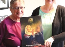 Panie Wanda i Renata z wizerunkiem patronki.