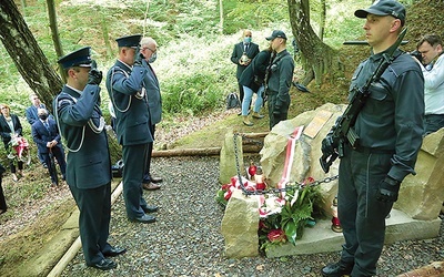 Nowy Wiśnicz. Spotkanie w 80. rocznicę mordu przy kamieniu w miejscu pierwszego pochówku.