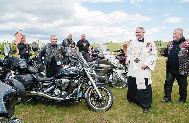 ▲	Ważną częścią spotkania jest błogosławienie motorów, które daje także możliwość podziwiania pojazdów.