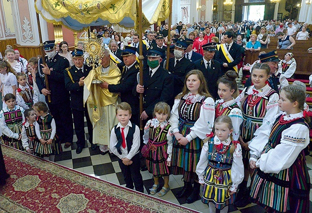 ▲	W opoczyńskiej kolegiacie św. Bartłomieja monstrancję niósł bp Adam Odzimek.