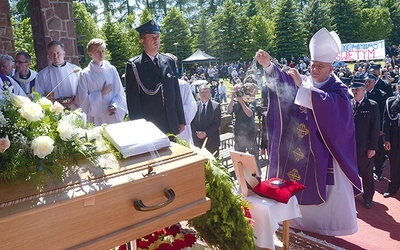 ▲	Msza św.  	i ostatnie pożegnanie odbyły się obok kałkowskiego sanktuarium.