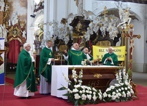 Koncelebransi przy ołtarzu sanktuarium MB Łaskawej.