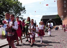 ▲	Nie kilkanaście tysięcy, jak co roku, ale kilka tysięcy osób  (ze względu na epidemię) przeszło Drogą Królewską z Wawelu na Rynek Główny. Wśród nich nie mogło zabraknąć dzieci sypiących kwiaty, ubranych po krakowsku.