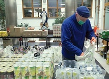 ▲	Od początku zagrożenia koronawirusem przy ul. Smoleńsk wydano już 1,4 tys. paczek żywnościowych.