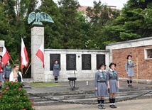 Przy Ścianie Straceń harcerki z ZHR zaciągnęły wartę.