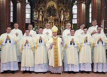 Na wspólnym zdjęciu z biskupem i proboszczami swoich rodzinnych parafii.