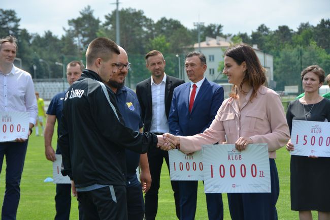 Minister sportu Danuta Dmowska-Andrzejuk wręcza bony.