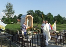 Ślęzaki. Upamiętnili 100. rocznicę urodzin papieża maryjną kapliczką