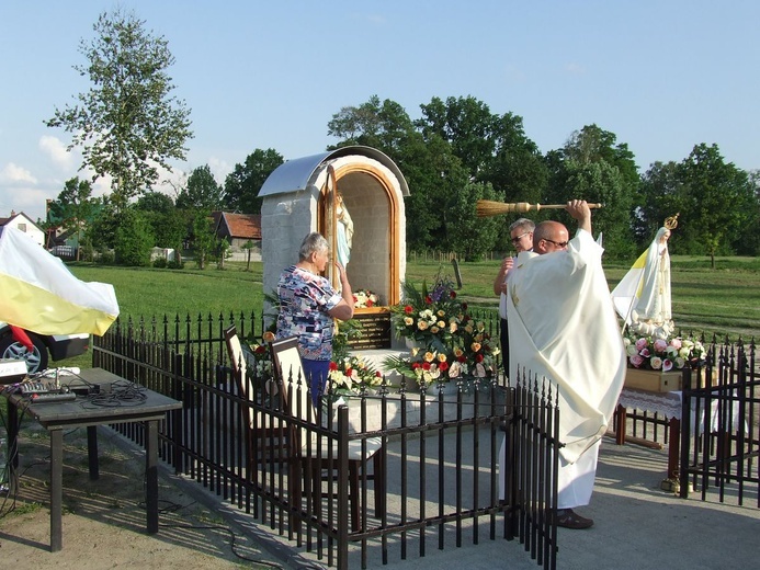 Poświęcenie kapliczki w Ślęzakach