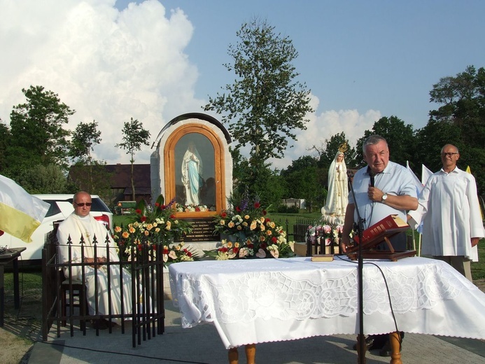 Poświęcenie kapliczki w Ślęzakach