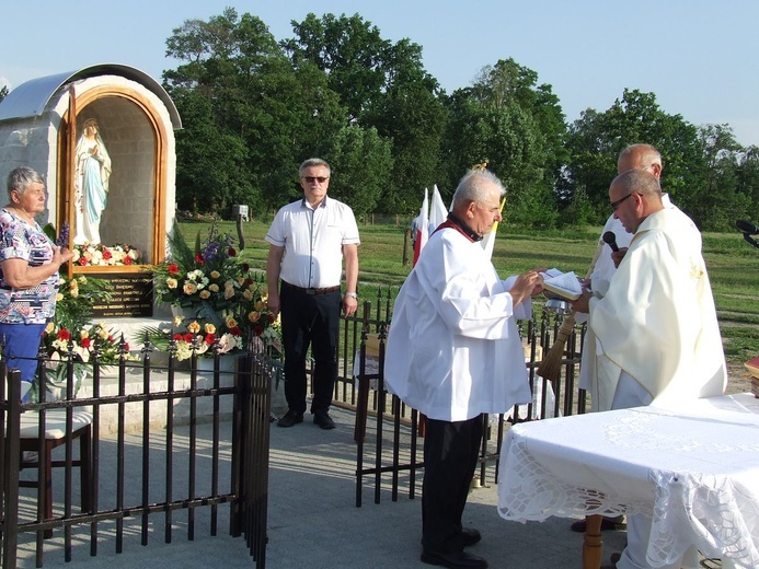 Poświęcenie kapliczki w Ślęzakach