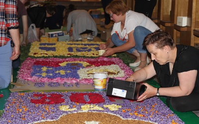 W rawskiej parafii ojców pasjonistów po raz kolejny powstał kwiatowy dywan. 