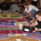 W rawskiej parafii ojców pasjonistów po raz kolejny powstał kwiatowy dywan. 