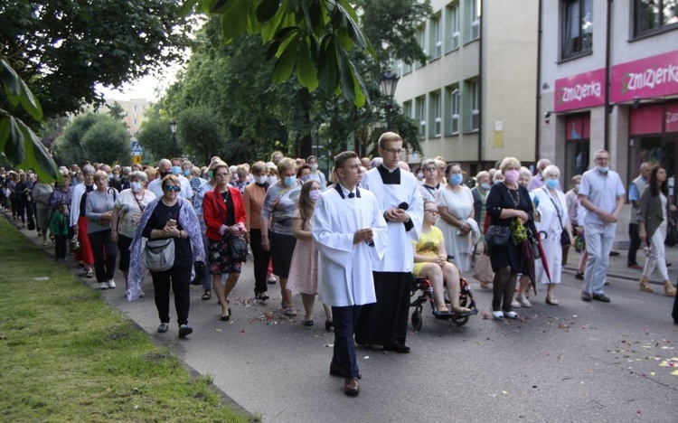 W procesji uczestniczyli przedstawiciele wszystkich parafii.