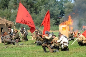 Rekonstrukcja Bitwy Warszawskiej na błoniach Ossowa.