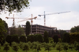 W historycznym centrum Krakowa rośnie apartamentowiec