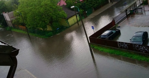 Ul. Kanałowa w centrum Radomia. Tu, oprócz ulicy, nawałnica zalała podziemny garaż. 