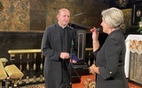 Medal wręcza Urszula Furtak prezes AK w Polsce.