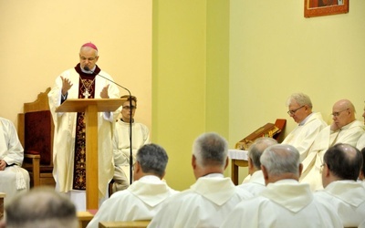 Ordynariusz świdnicki w czasie homilii wygłoszonej do księży dziekanów.