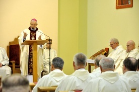 Ordynariusz świdnicki w czasie homilii wygłoszonej do księży dziekanów.