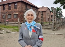 Lucyna Adamkiewicz na terenie byłego niemieckiego nazistowskiego obozu koncentracyjnego i zagłady Auschwitz-Birkenau.