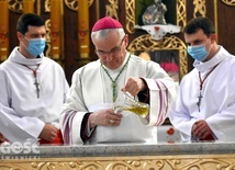 Biskup namaszczający ołtarz olejem.