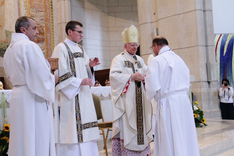 Błogosławieństwo nowych nadzwyczajnych szafarzy Komunii Świętej 2020