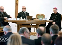 Biskupi wraz z ks. Krzysztofem Orą, który pomógł zorganizować spotkanie.