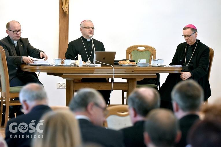 Biskupi wraz z ks. Krzysztofem Orą, który pomógł zorganizować spotkanie.