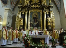 W ołtarzu głównym znajduje się obraz Jana Matejki.