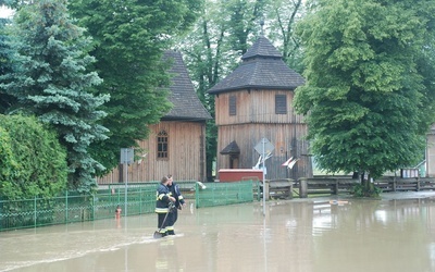 Po ulewnych deszczach zalane m.in. centrum Łapanowa