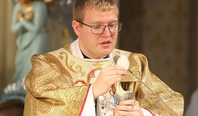 Ks. Piotr Bułka sprawował prymicyjną Eucharystię w parafialnym kościele w Rajczy.