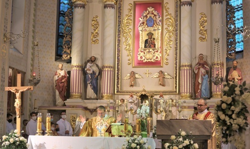 Uroczysta Eucharystia w sanktuarium MB Kazimierzowskiej.