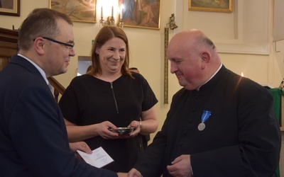 Medal wręczył Paweł Sułek, doradca Prezydenta RP.