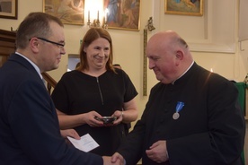 Medal wręczył Paweł Sułek, doradca Prezydenta RP.