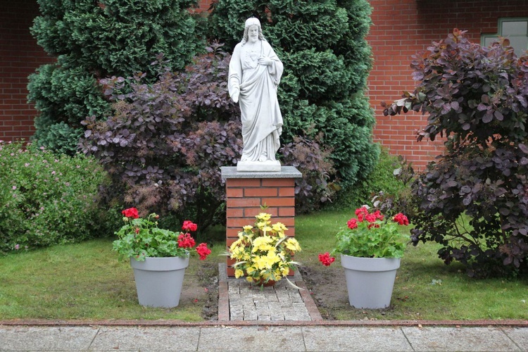 Figura Pana Jezusa, która stanęła przy pallotyńskim kościele w Bielsku-Białej w uroczystość Najświętszego Serca Pana Jezusa.