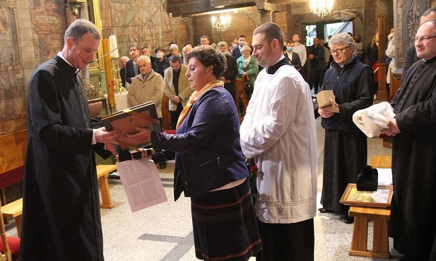 Uczestnicy Mszy św. trydenckiej w Mikuszowicach Krakowskich dziękują ks. Grzegorzowi Klaji za jego duszpasterską opiekę i celebracje Mszy św. łacińskiej.