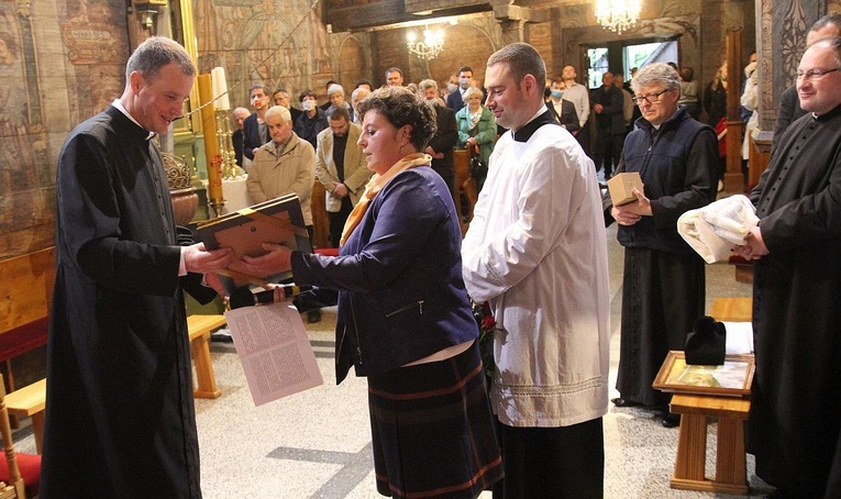 Uczestnicy Mszy św. trydenckiej w Mikuszowicach Krakowskich dziękują ks. Grzegorzowi Klaji za jego duszpasterską opiekę i celebracje Mszy św. łacińskiej.