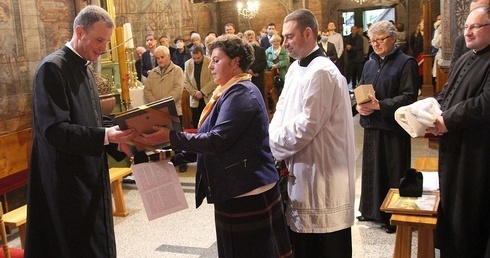 Uczestnicy Mszy św. trydenckiej w Mikuszowicach Krakowskich dziękują ks. Grzegorzowi Klaji za jego duszpasterską opiekę i celebracje Mszy św. łacińskiej.