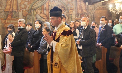 Ks. Grzegorz Klaja podczas celebracji w Mikuszowicach Krakowskich.