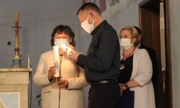 Rodziny Domowego Kościoła wieczorową porą w Ustroniu-Zawodziu