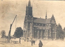 Budowa murowanego kościoła rozpoczęła się w 1899 r.