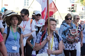 W czasie pielgrzymowania trzeba będzie zachować odpowiedni dystans oraz mieć maseczki i środki do dezynfekcji rąk.