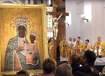 Poświęcenie wotywnych insygniów nastąpiło  20 czerwca. – Od lat to miejsce na Muranowie jest pod szczególną opieką Maryi – podkreśla ks. Walenty Królak, proboszcz parafii.